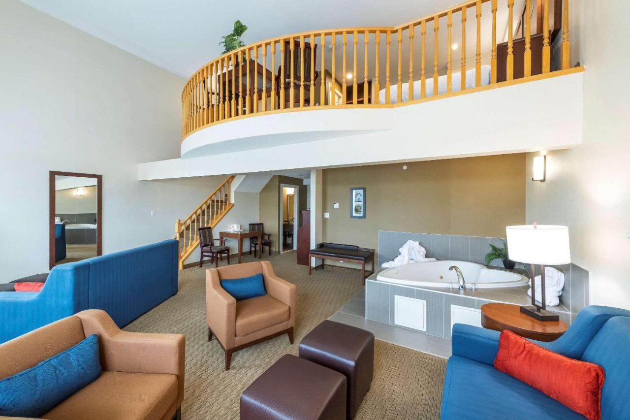 Comfort Inn & Suites Медисин-Хат Экстерьер фото
