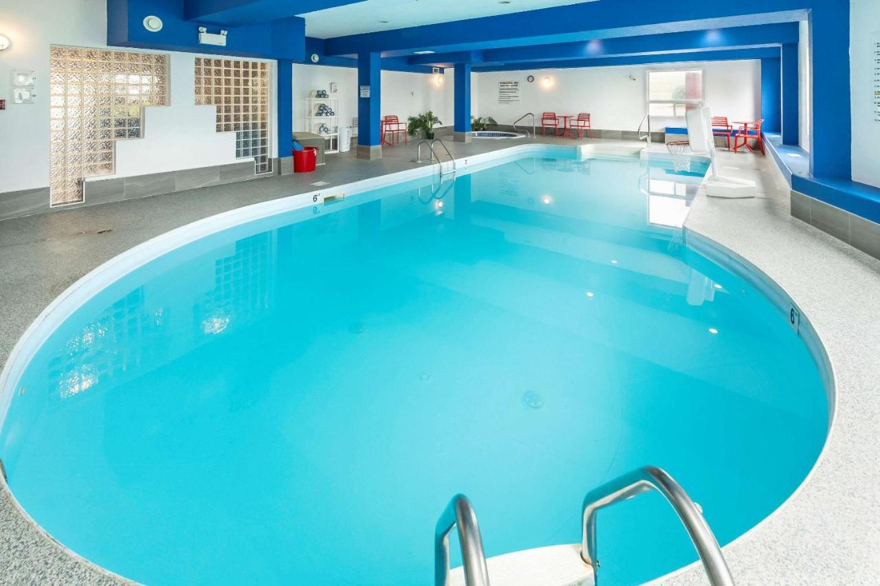 Comfort Inn & Suites Медисин-Хат Экстерьер фото