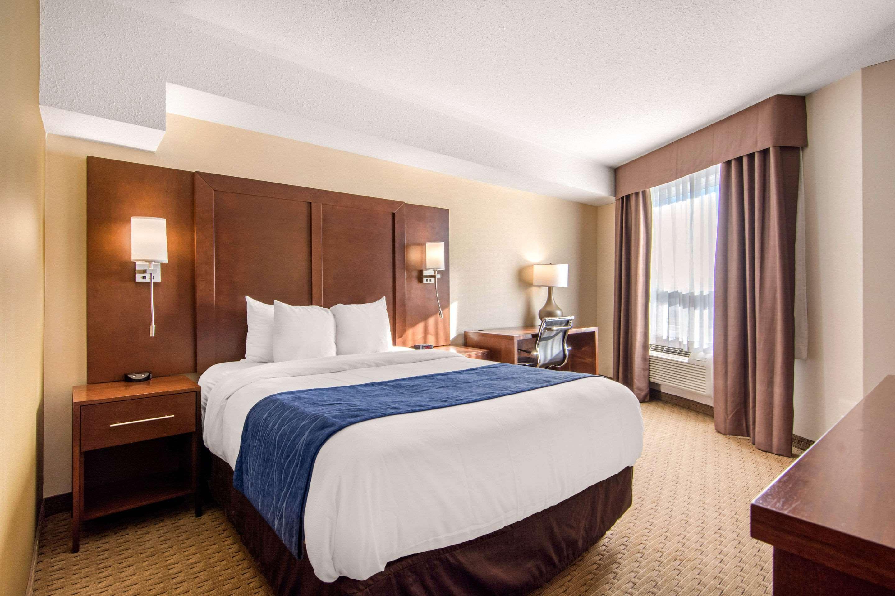 Comfort Inn & Suites Медисин-Хат Экстерьер фото