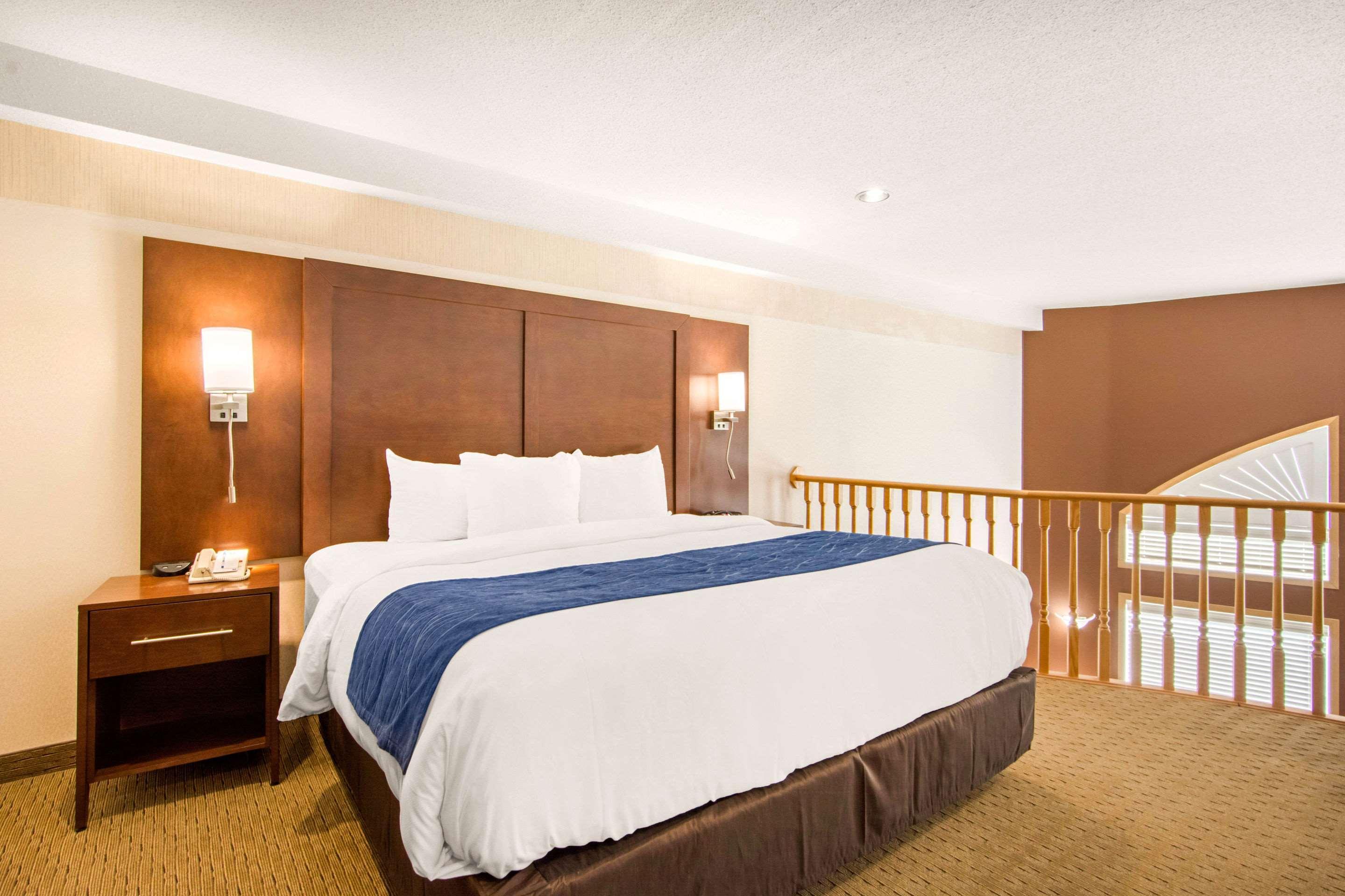 Comfort Inn & Suites Медисин-Хат Экстерьер фото