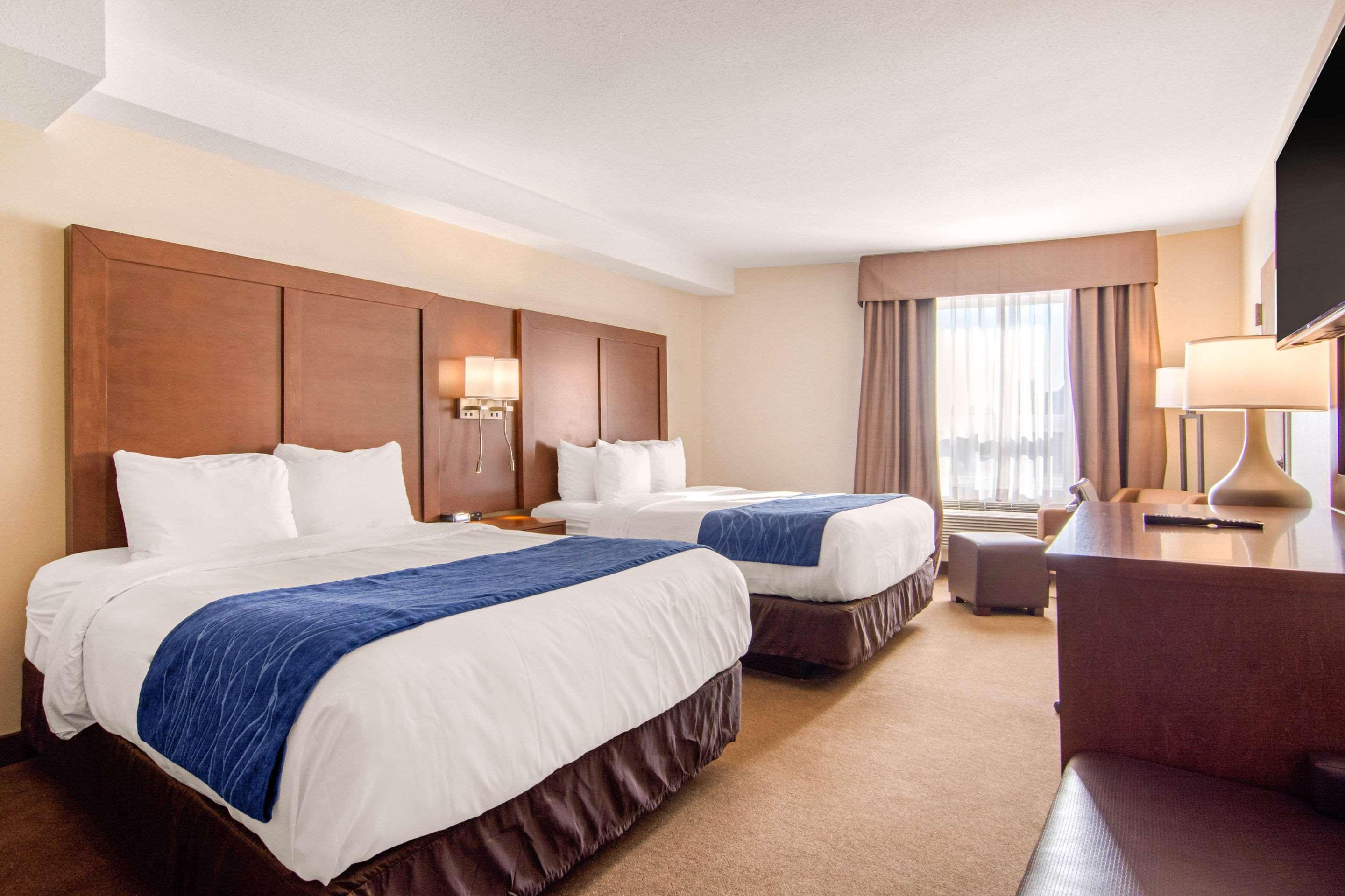 Comfort Inn & Suites Медисин-Хат Экстерьер фото