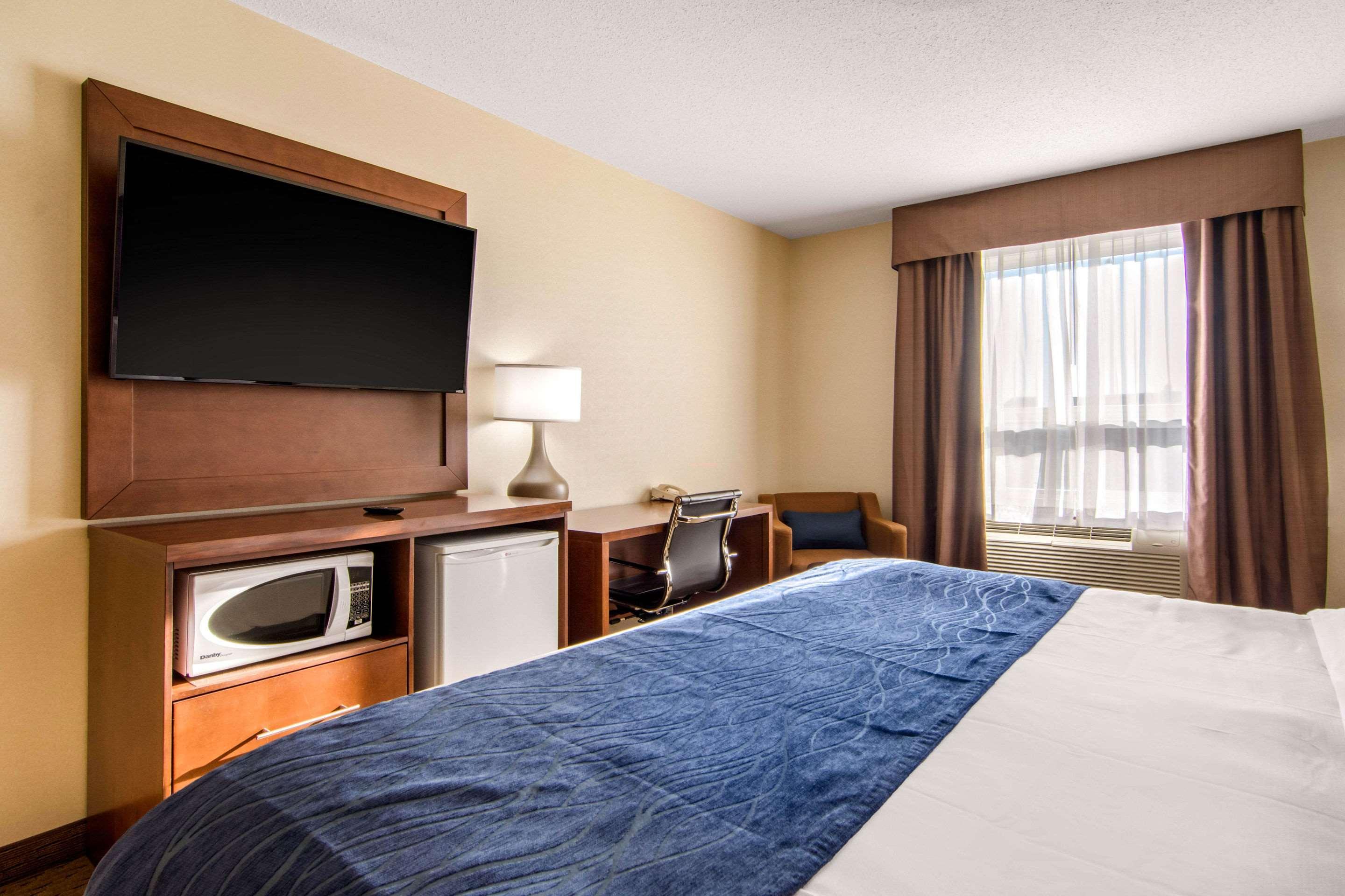 Comfort Inn & Suites Медисин-Хат Экстерьер фото