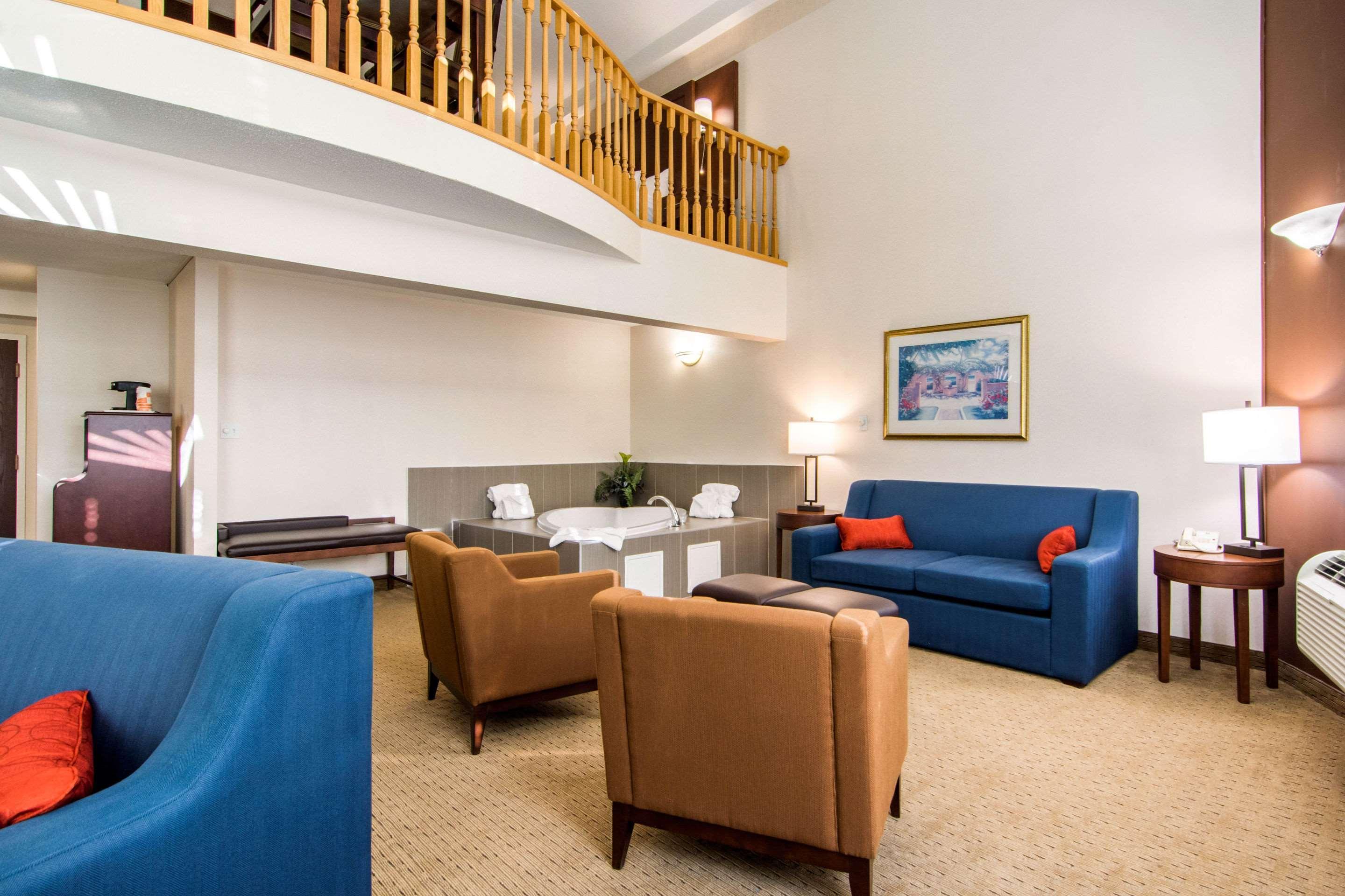 Comfort Inn & Suites Медисин-Хат Экстерьер фото
