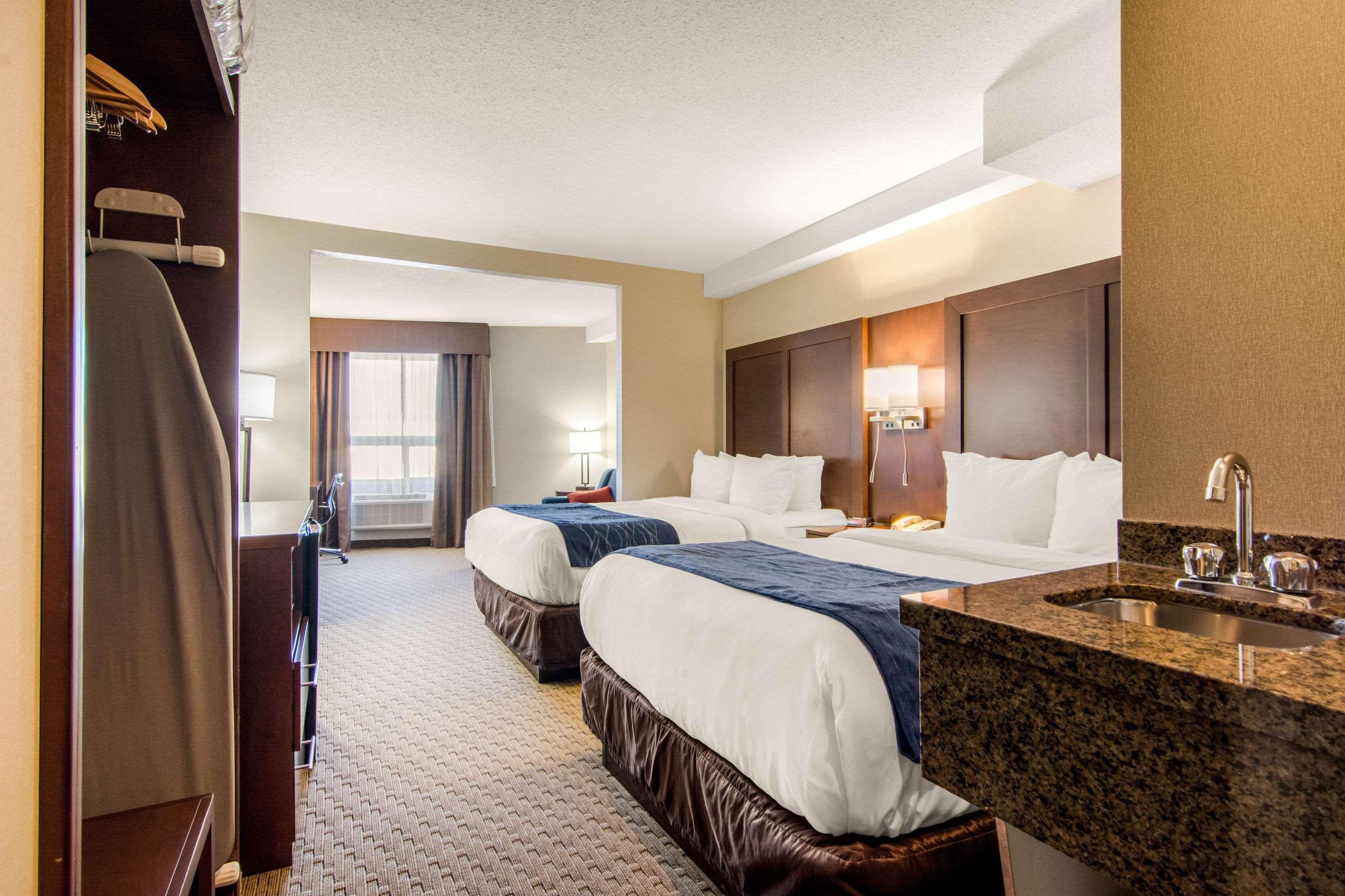 Comfort Inn & Suites Медисин-Хат Экстерьер фото