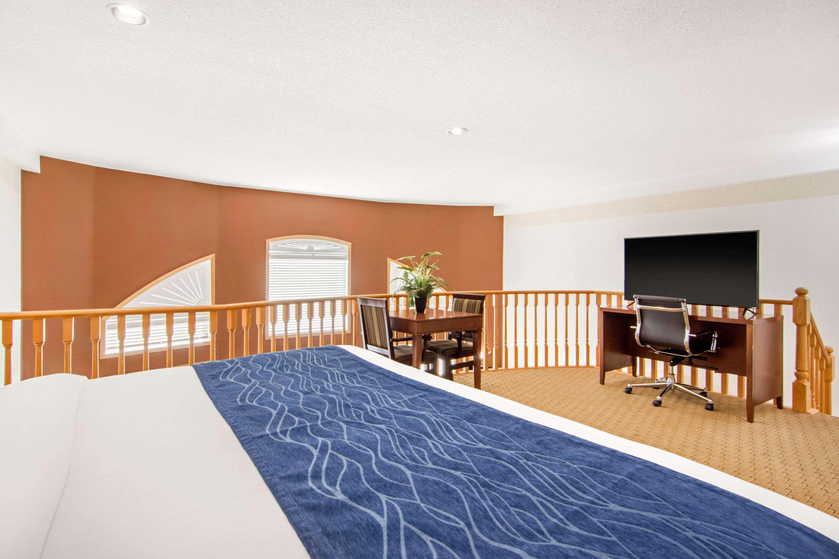 Comfort Inn & Suites Медисин-Хат Экстерьер фото