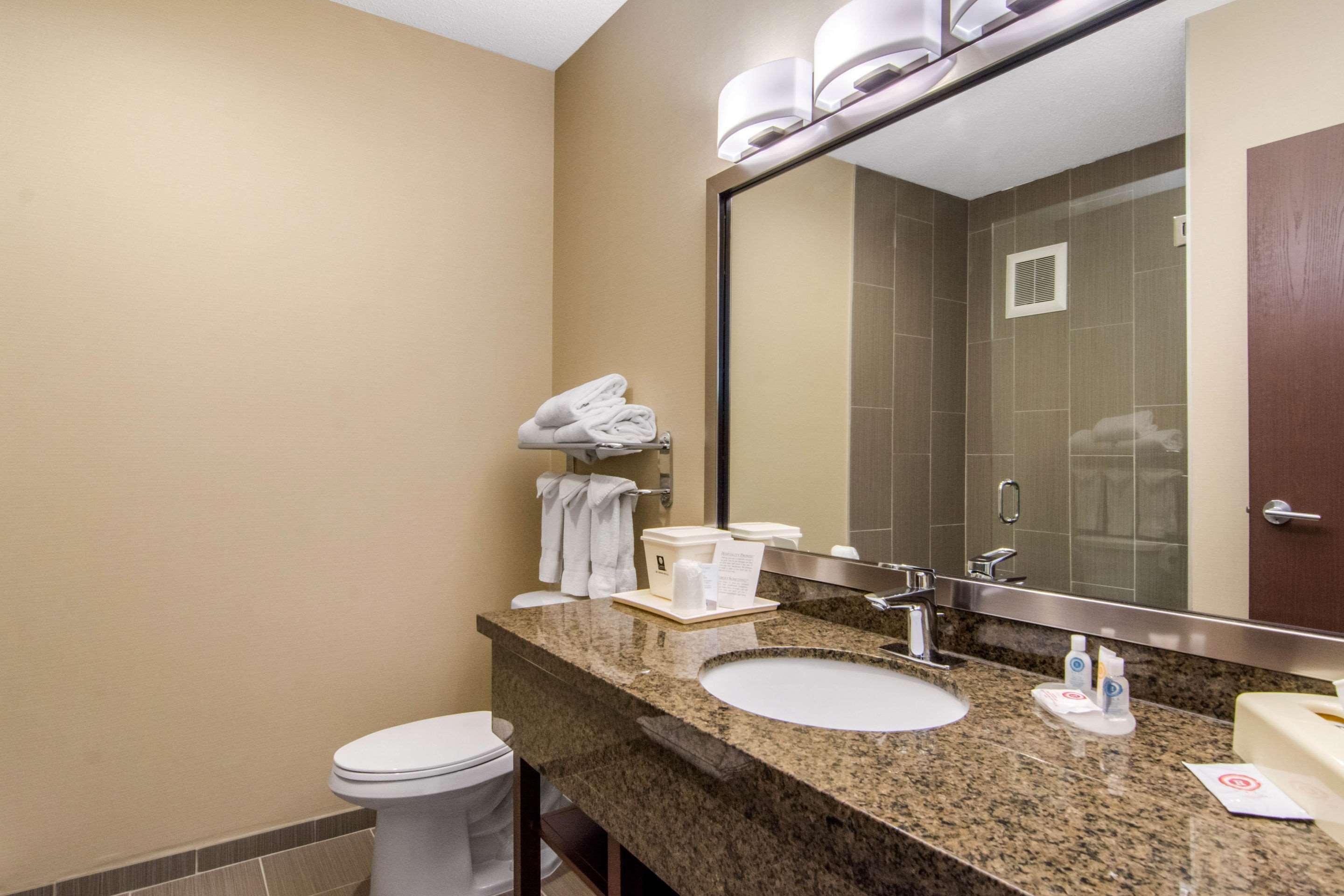 Comfort Inn & Suites Медисин-Хат Экстерьер фото