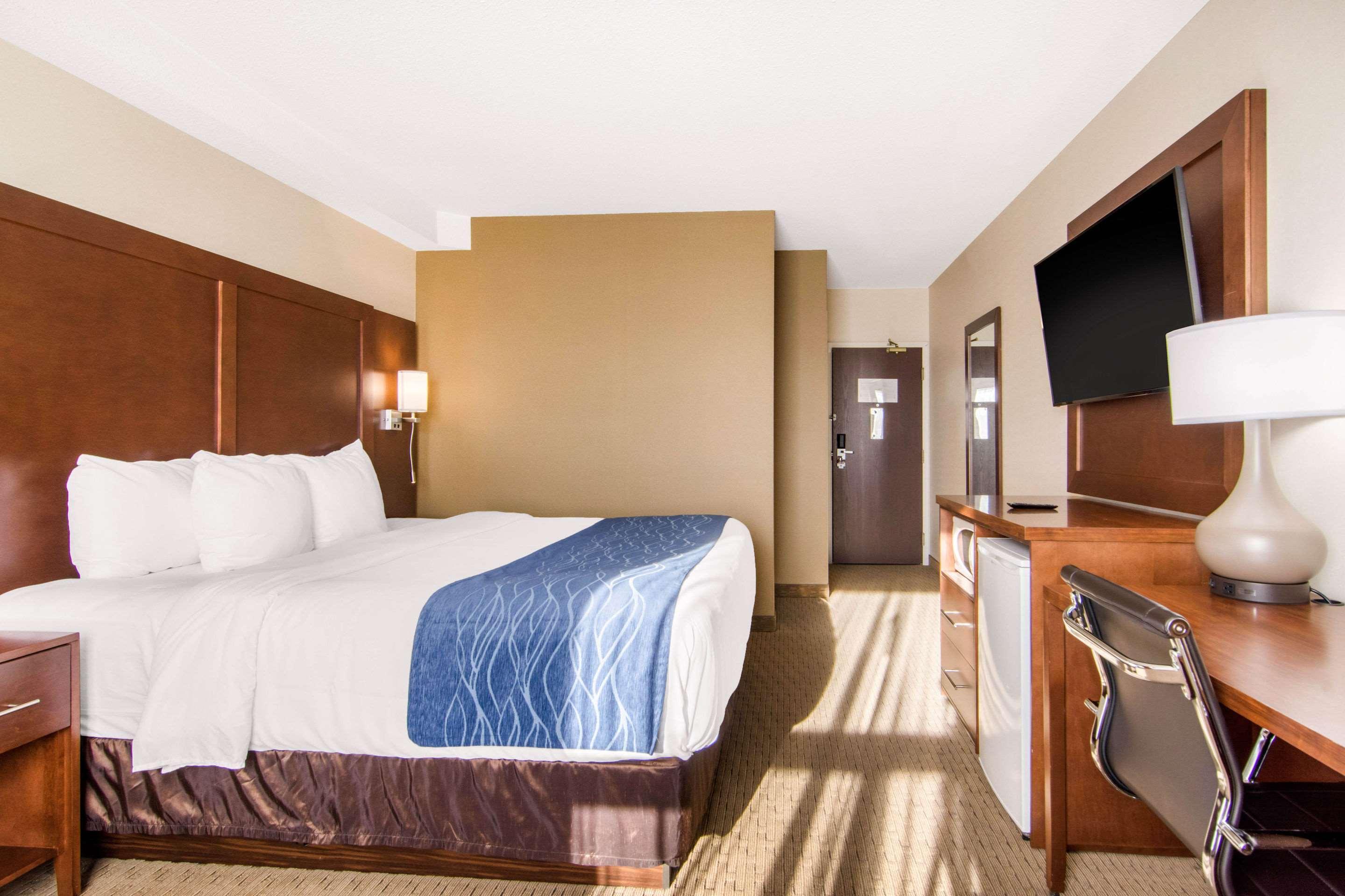 Comfort Inn & Suites Медисин-Хат Экстерьер фото
