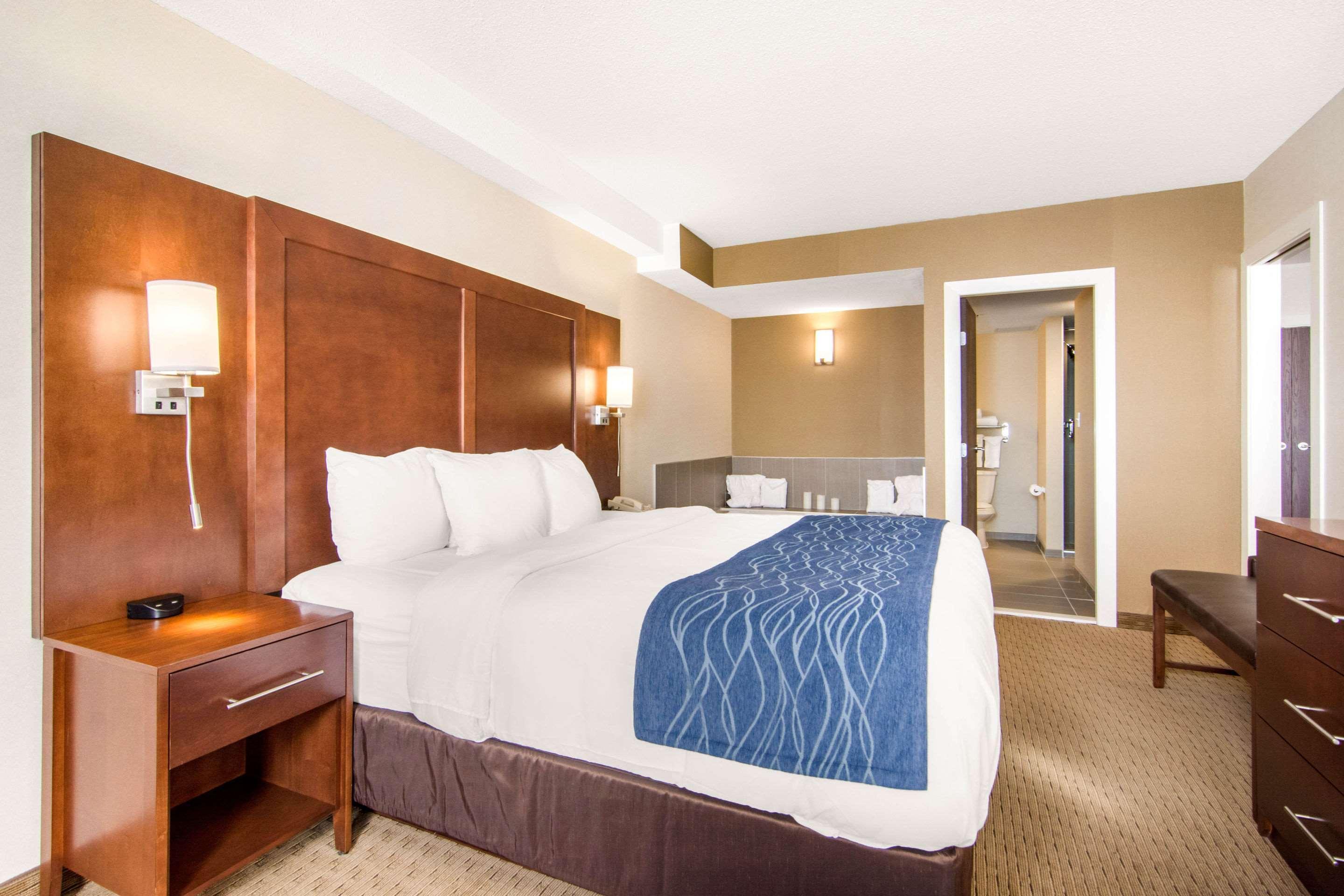 Comfort Inn & Suites Медисин-Хат Экстерьер фото