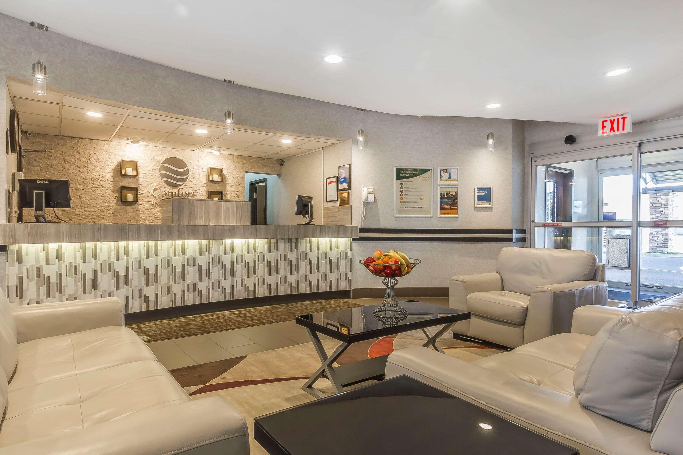 Comfort Inn & Suites Медисин-Хат Экстерьер фото