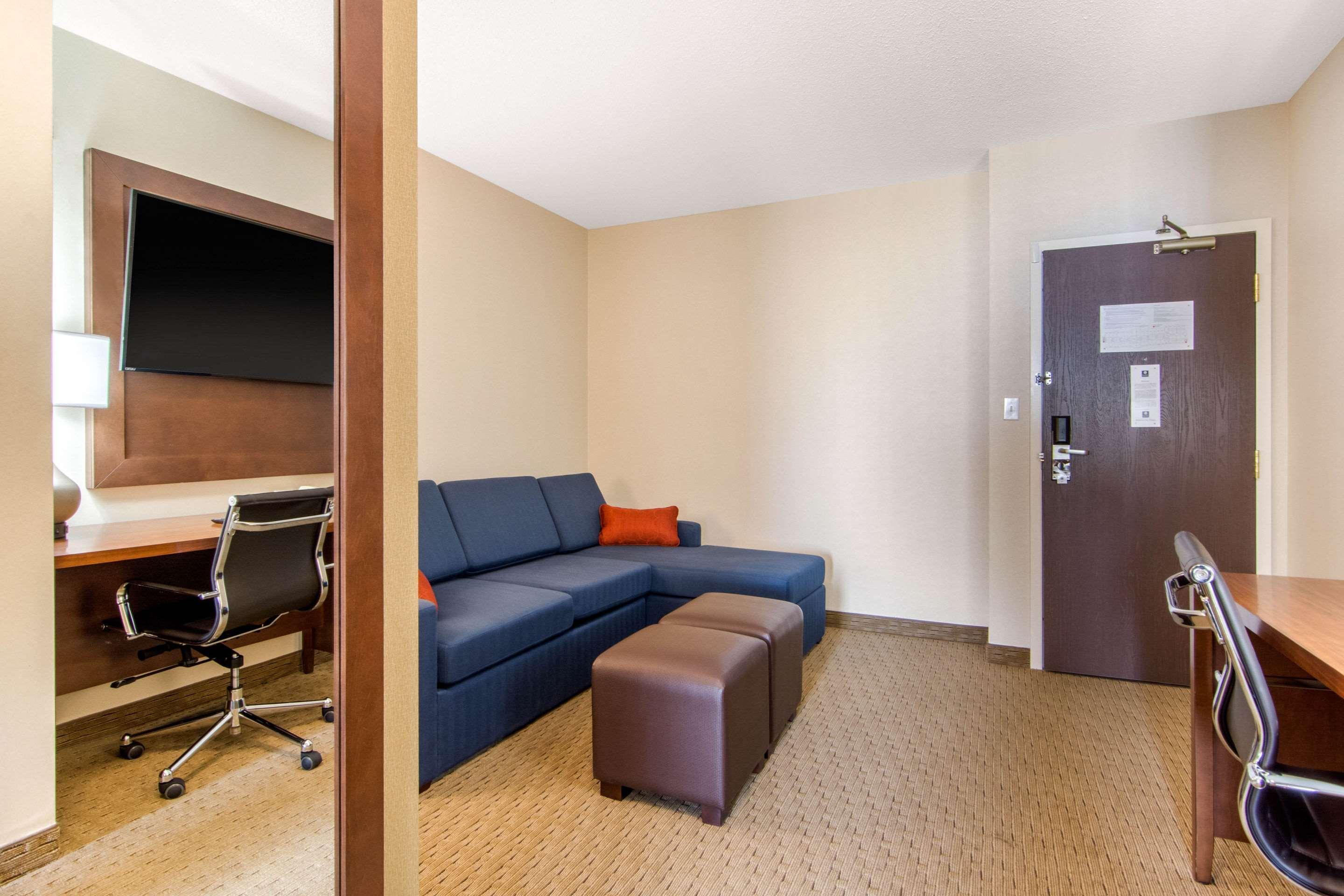 Comfort Inn & Suites Медисин-Хат Экстерьер фото