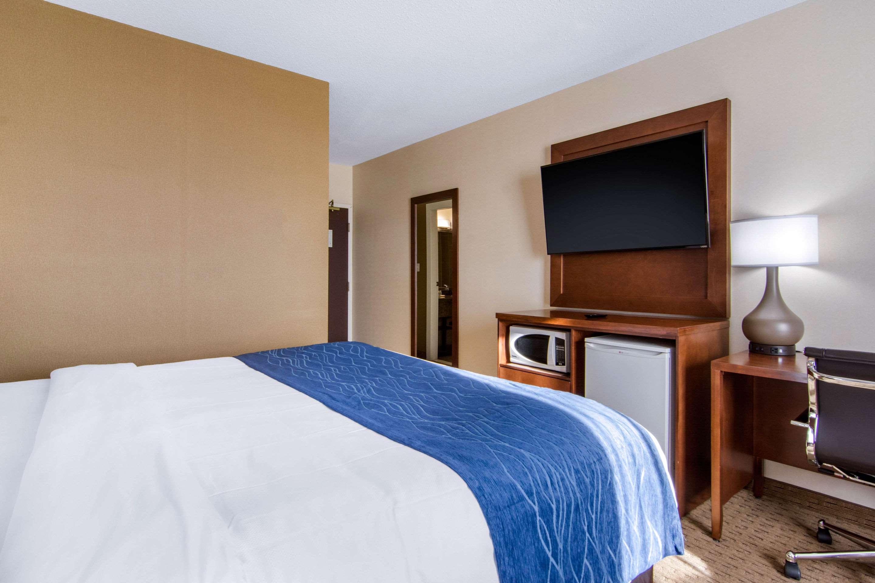 Comfort Inn & Suites Медисин-Хат Экстерьер фото