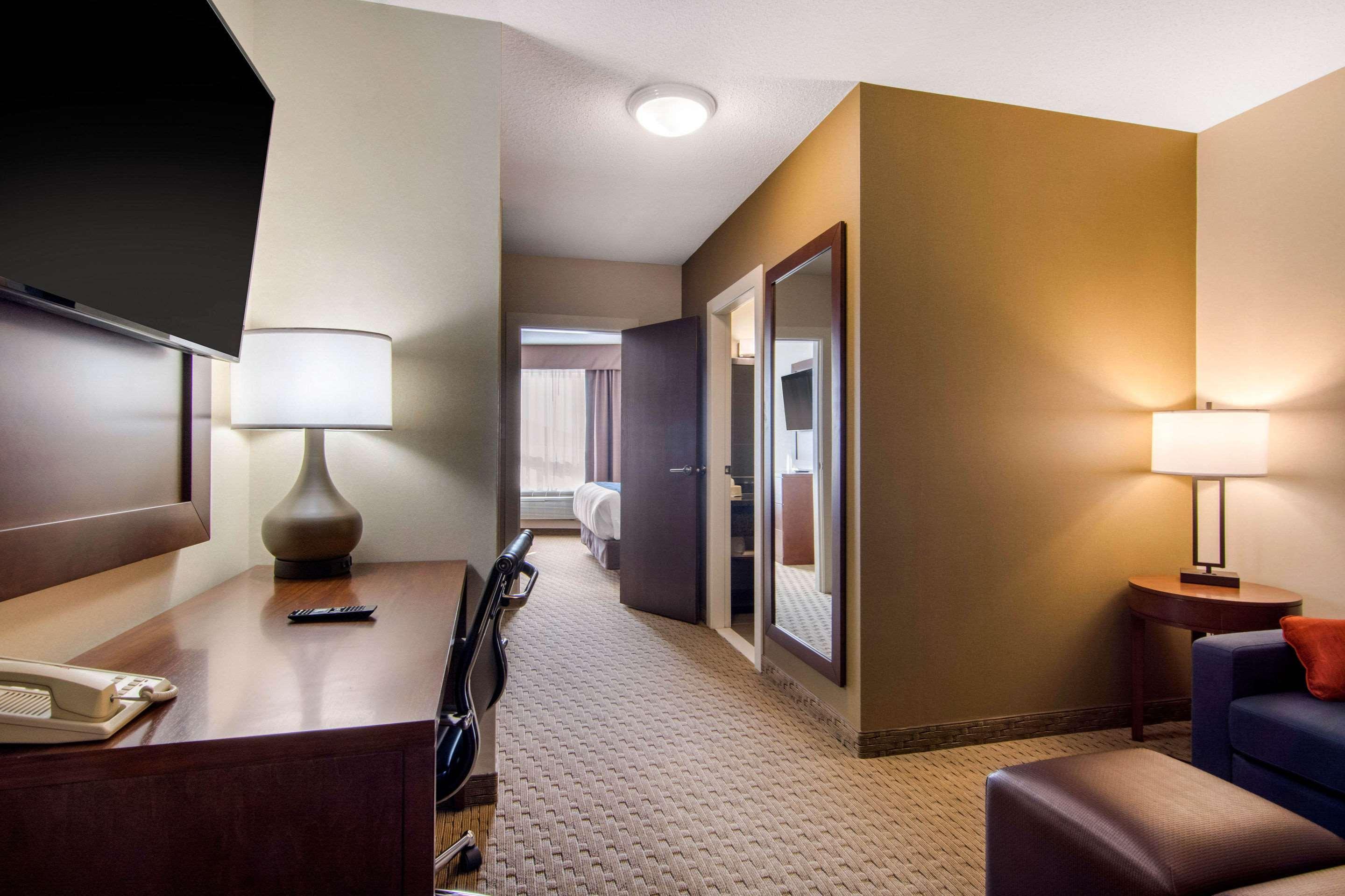 Comfort Inn & Suites Медисин-Хат Экстерьер фото