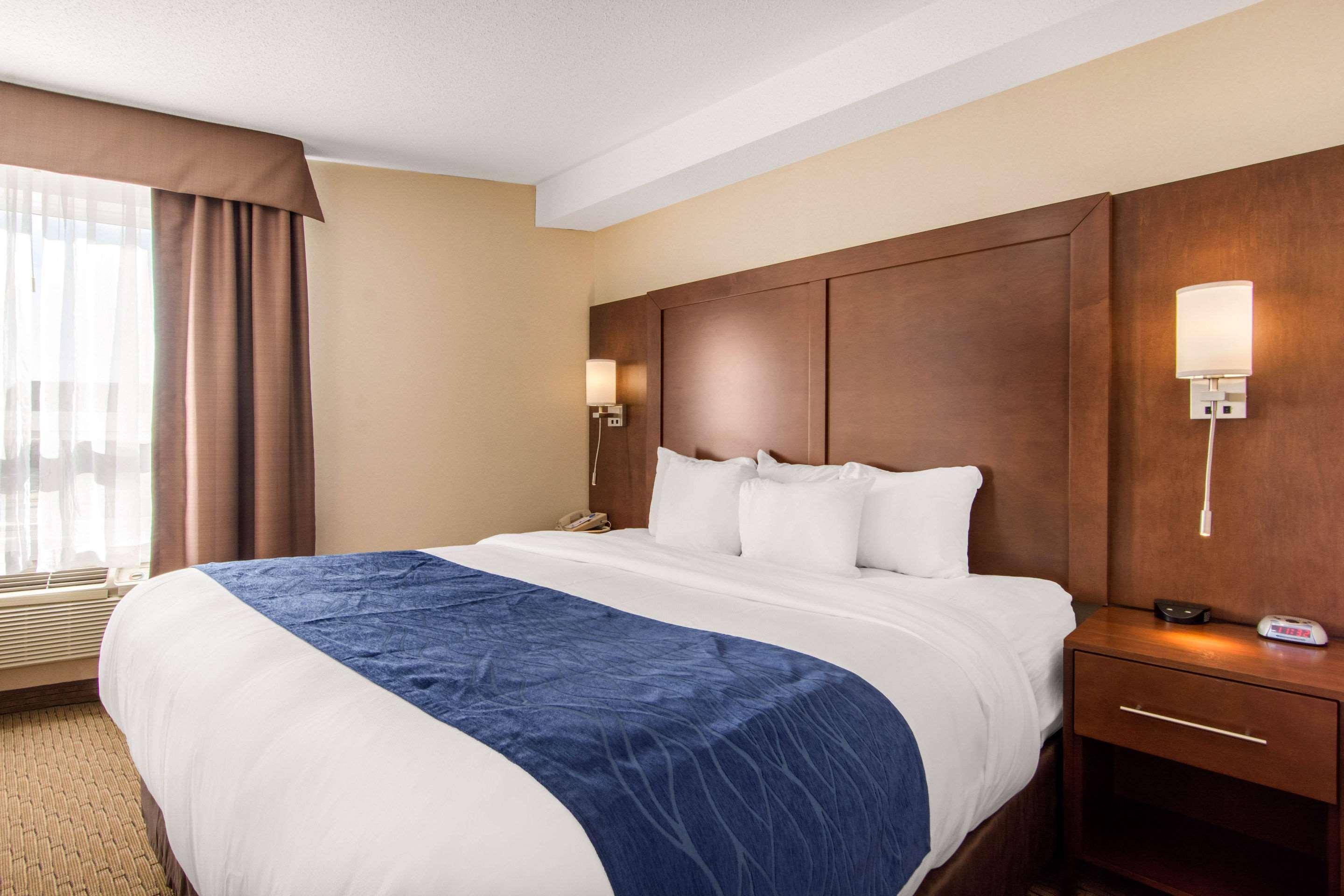 Comfort Inn & Suites Медисин-Хат Экстерьер фото