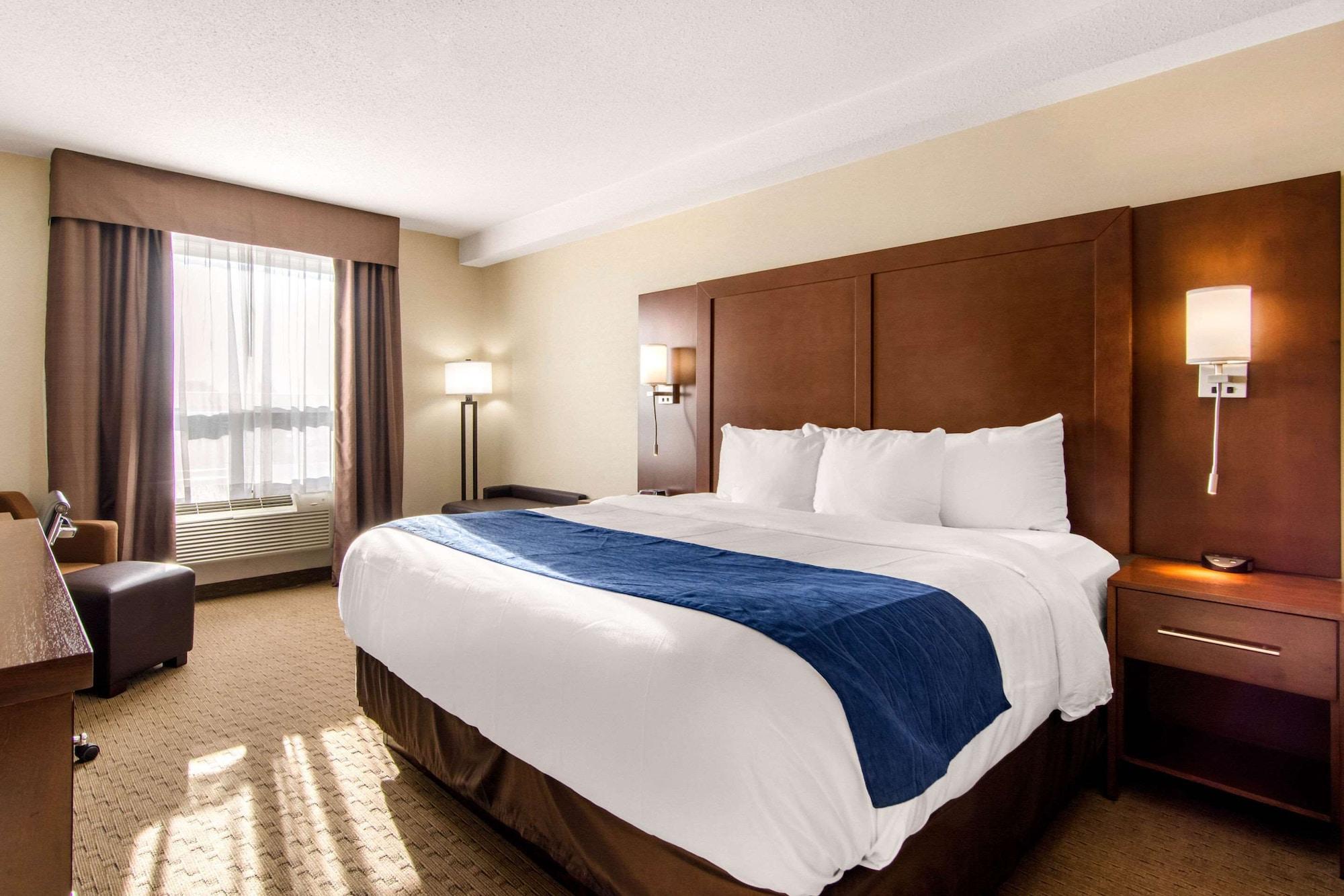 Comfort Inn & Suites Медисин-Хат Экстерьер фото