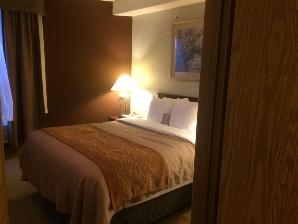 Comfort Inn & Suites Медисин-Хат Экстерьер фото