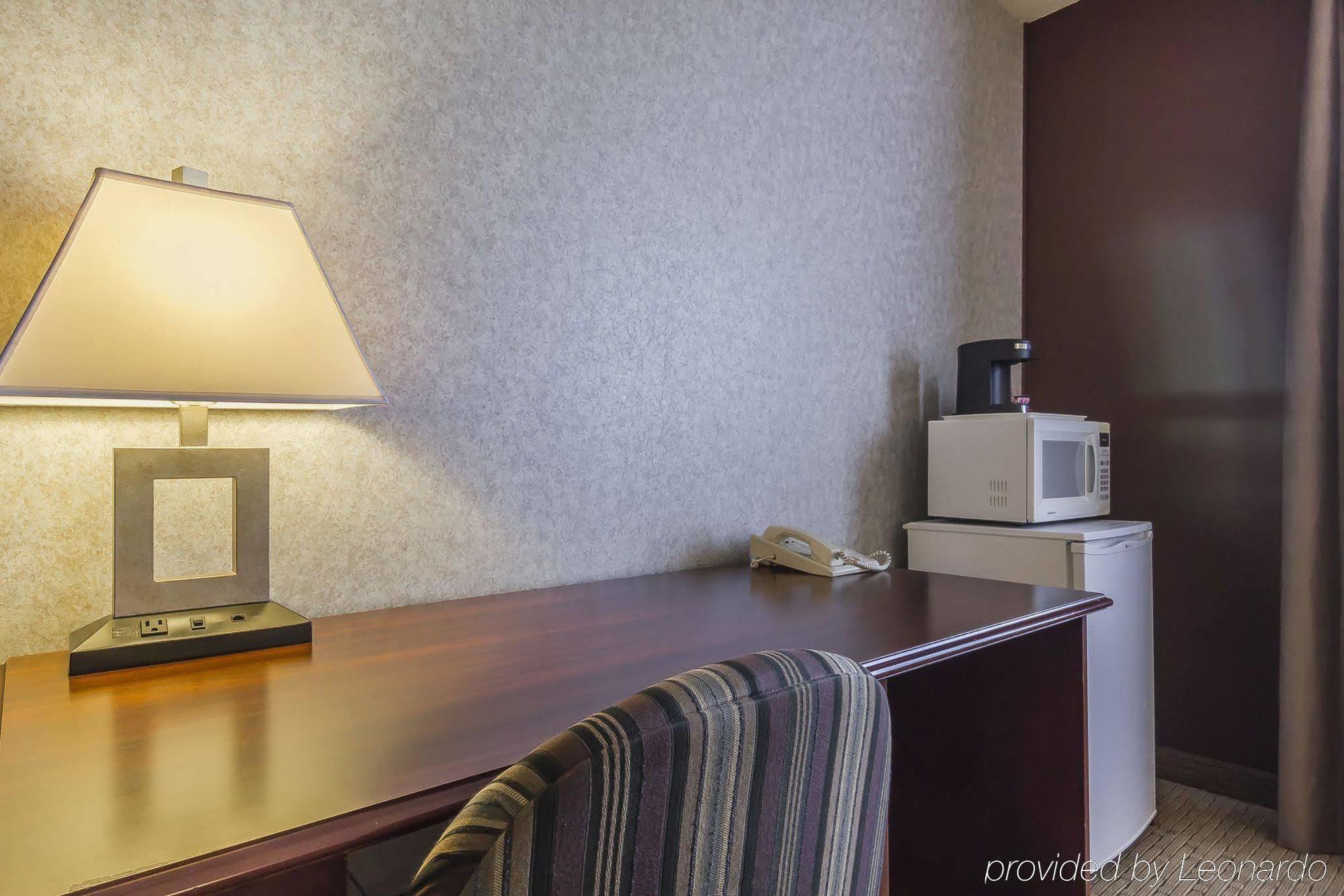 Comfort Inn & Suites Медисин-Хат Экстерьер фото