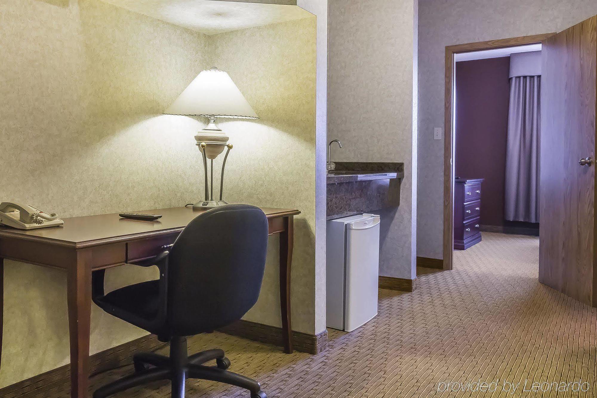 Comfort Inn & Suites Медисин-Хат Экстерьер фото
