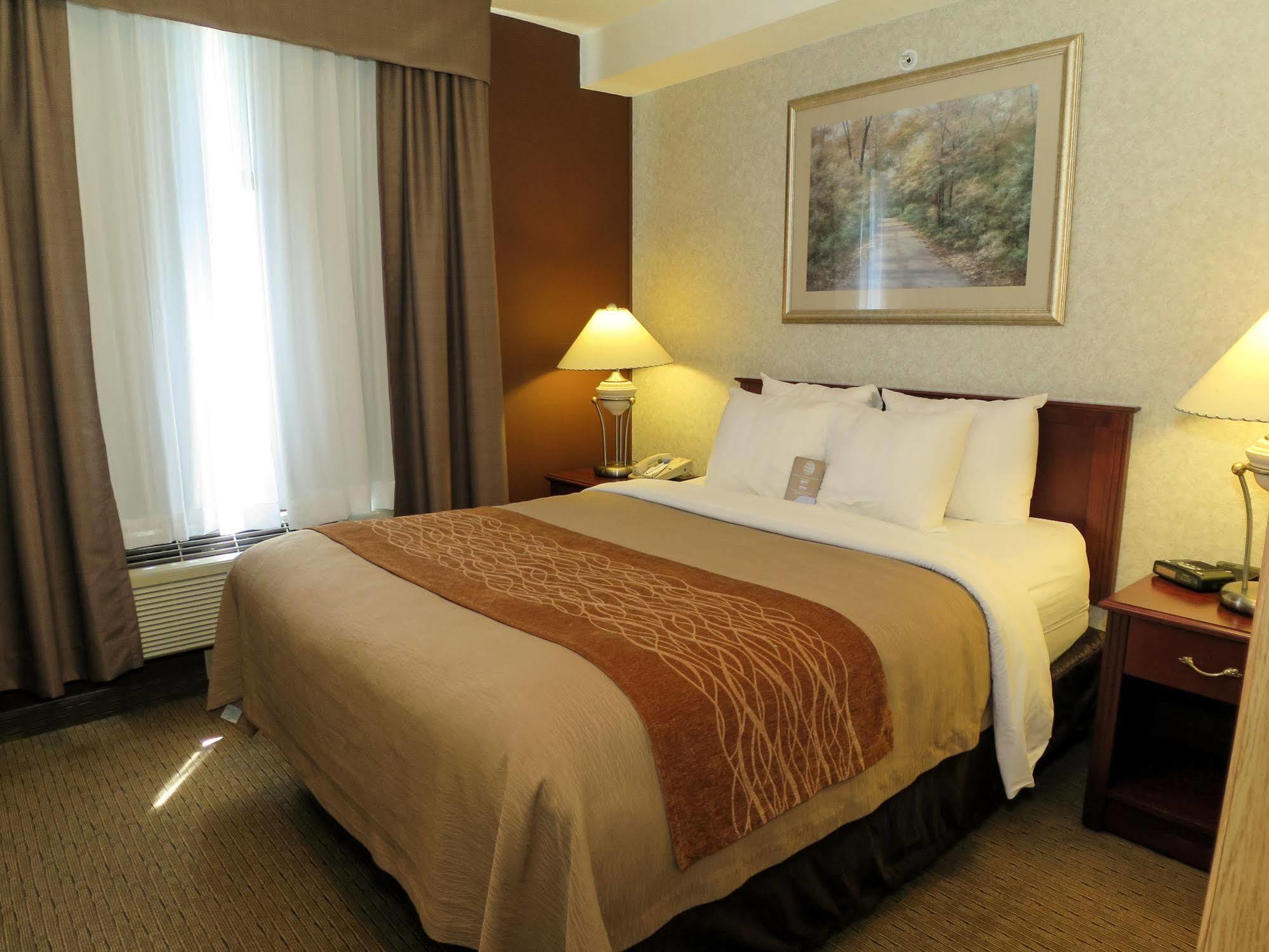 Comfort Inn & Suites Медисин-Хат Экстерьер фото
