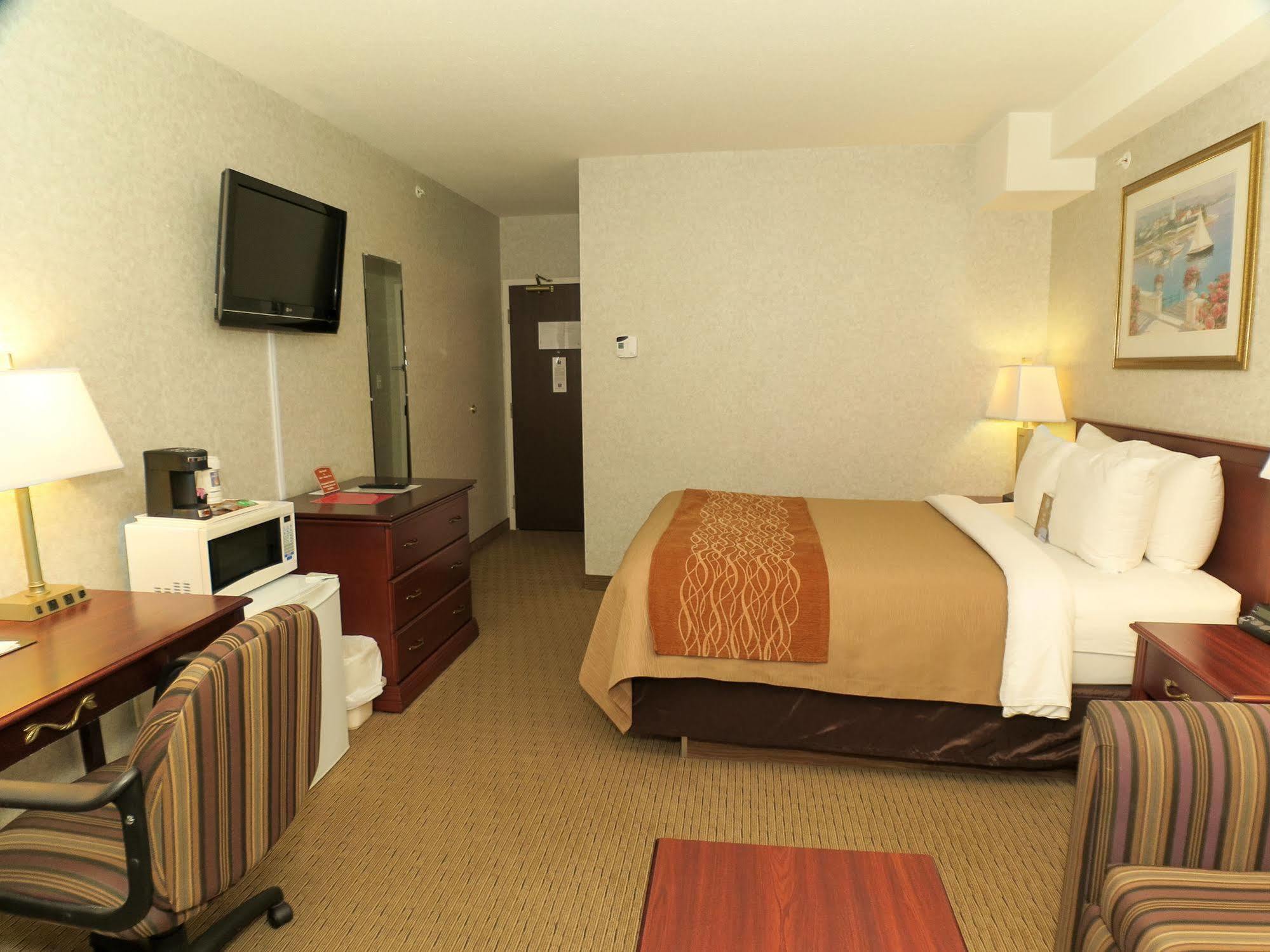 Comfort Inn & Suites Медисин-Хат Экстерьер фото