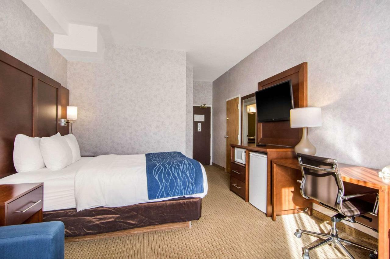 Comfort Inn & Suites Медисин-Хат Экстерьер фото